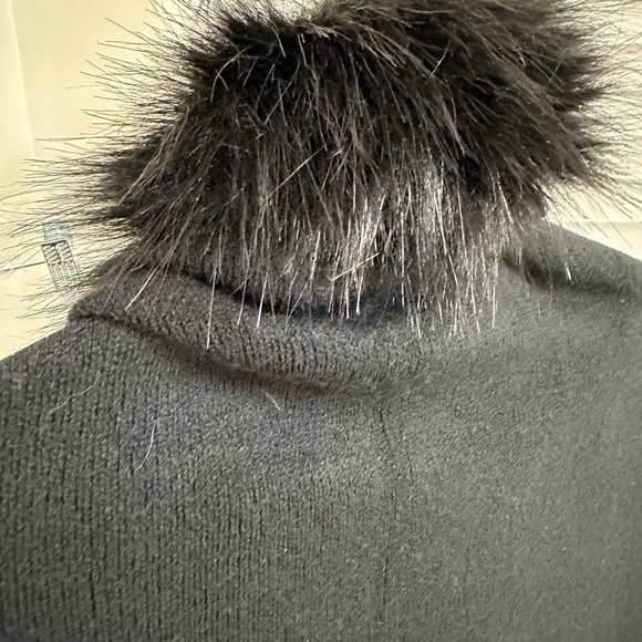Sioni Black Knit Faux Fur Cape, L/XL, NWT - Picture 4 of 12